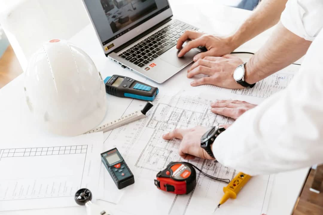 Jak zadbać o pracowników podczas remontu w pracy i uniknąć problemów