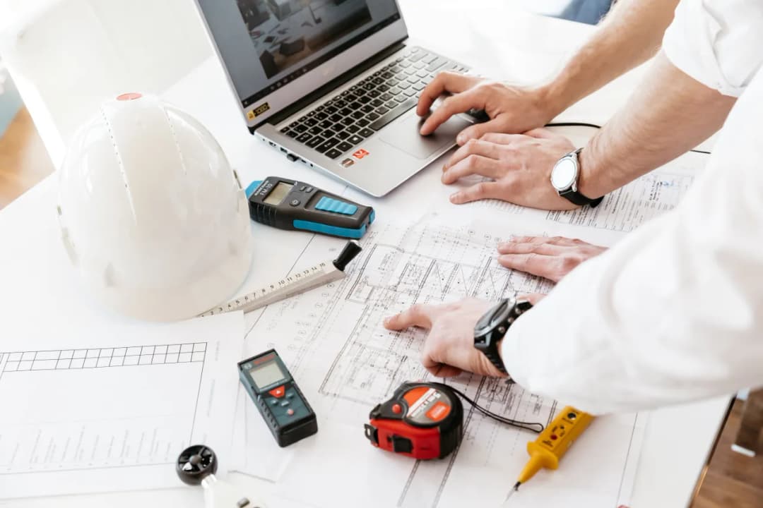 Jak zadbać o pracowników podczas remontu w pracy i uniknąć problemów