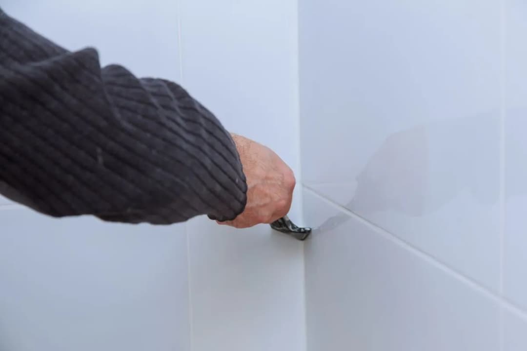 Jak zmyć silikon z kafelek? Skuteczne metody i porady na trudności Jak zmyć silikon z kafelek? Skuteczne metody i porady na trudności