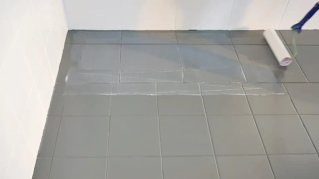 Jak pomalować kafelki na podłodze - uniknij najczęstszych błędów