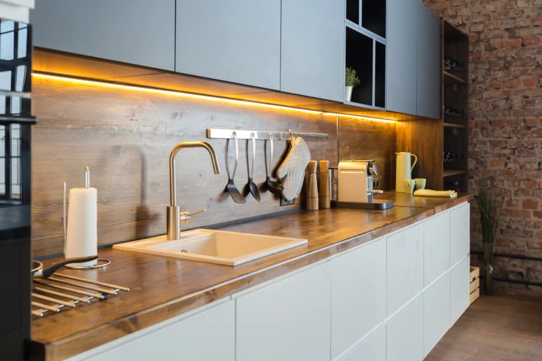 Co zamiast kafelek w kuchni? Odkryj najlepsze alternatywy i ich zalety