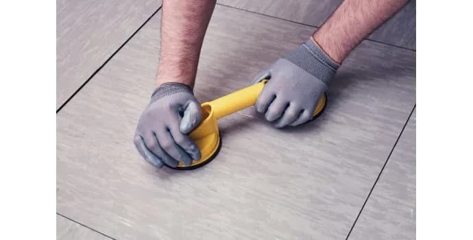 Jak skutecznie przykleić przyssawkę do glazury i uniknąć problemów