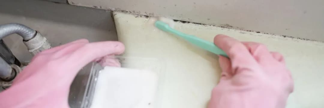 Skuteczne sposoby na to, czym usunąć pleśń z łazienki i uniknąć jej powrotu